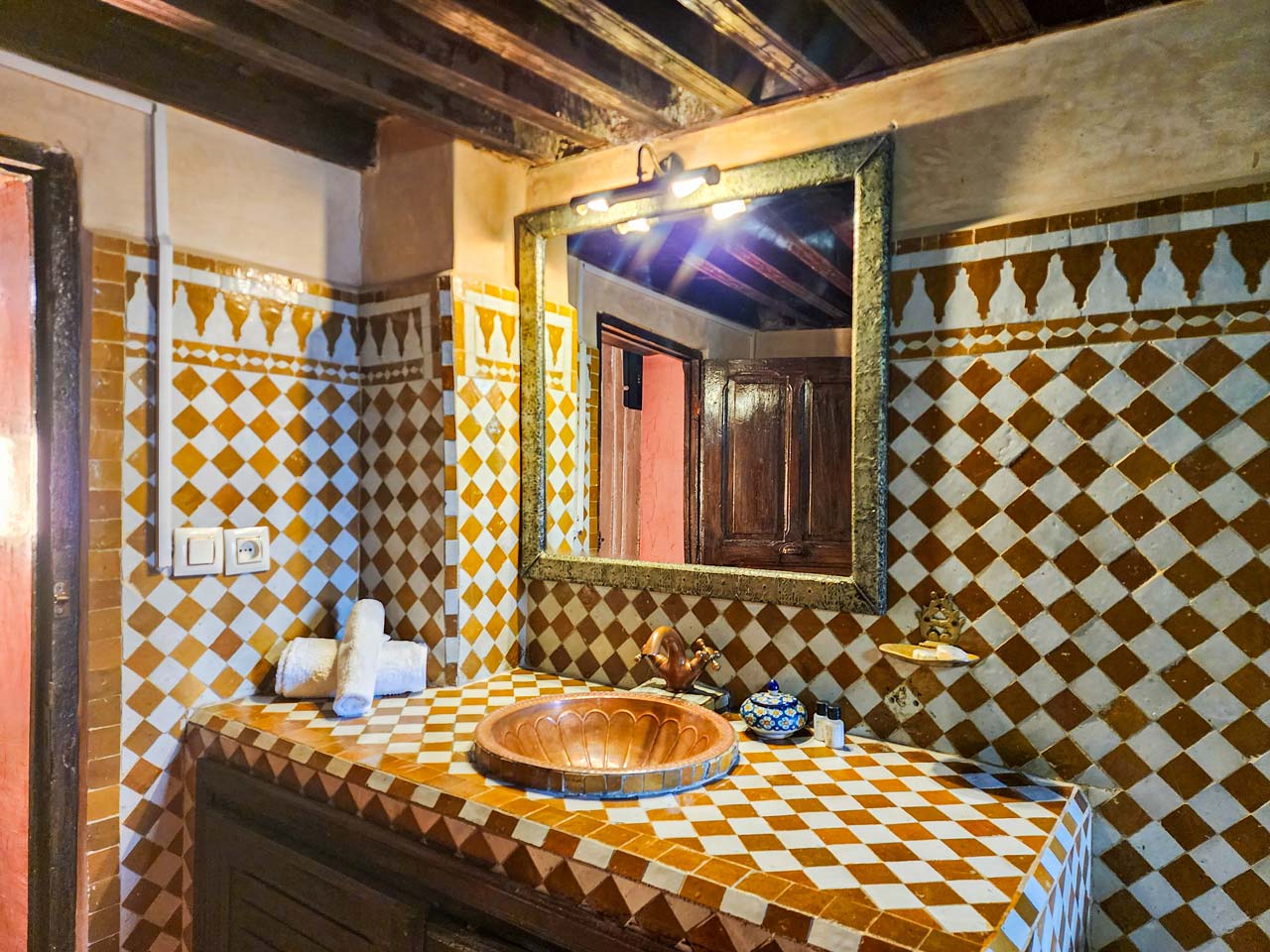 Louban Room – Classic Moroccan Elegance